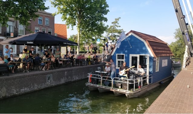 The Wetpaperboys speelden al meerdere keren op het terras van het varende vestinghuisje.