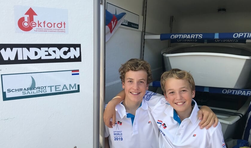Hidde, links op de foto, en Floris klaar voor vertrek naar Antigua.