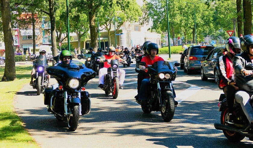 De motorrijders bewijzen de laatste eer aan een overleden motorrijder.