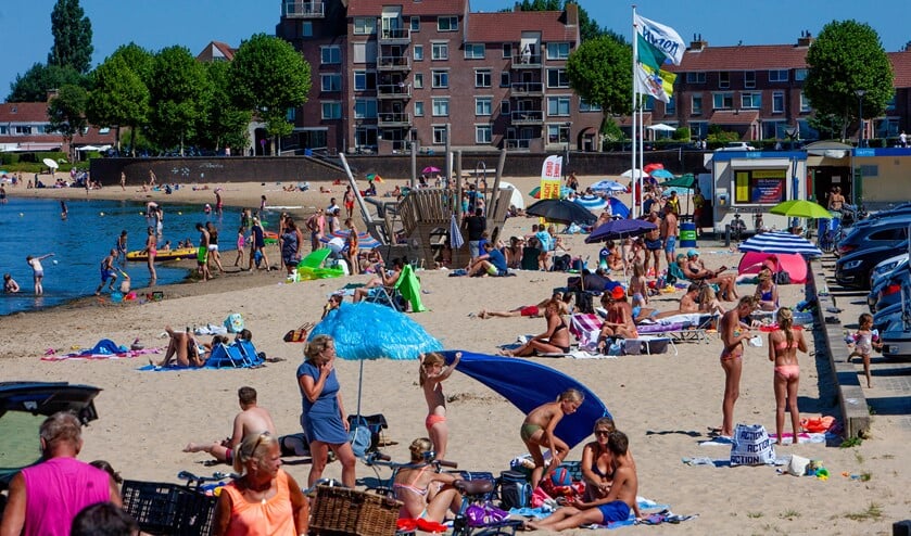 Het strand aan de Zomerkade is een favoriete bestemming met deze hitte.
