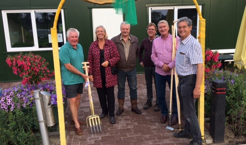 Dorpsbelangen Huizen kwam tuingereedschap brengen.