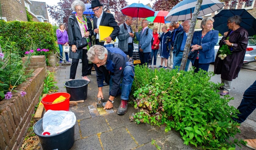 In de Siriusstraat werden woensdag bij maar liefst vier verschillende adressen struikelstenen geplaatst.