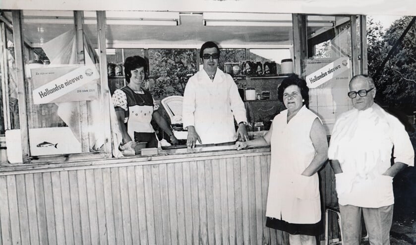 Truus en Jantje Post voor de viskraam aan de Hartveldseweg. In de kraam dochter Truus en echtgenoot Ernst van Rooij die de viskraam in 1973 voortzetten (foto fam. Post).