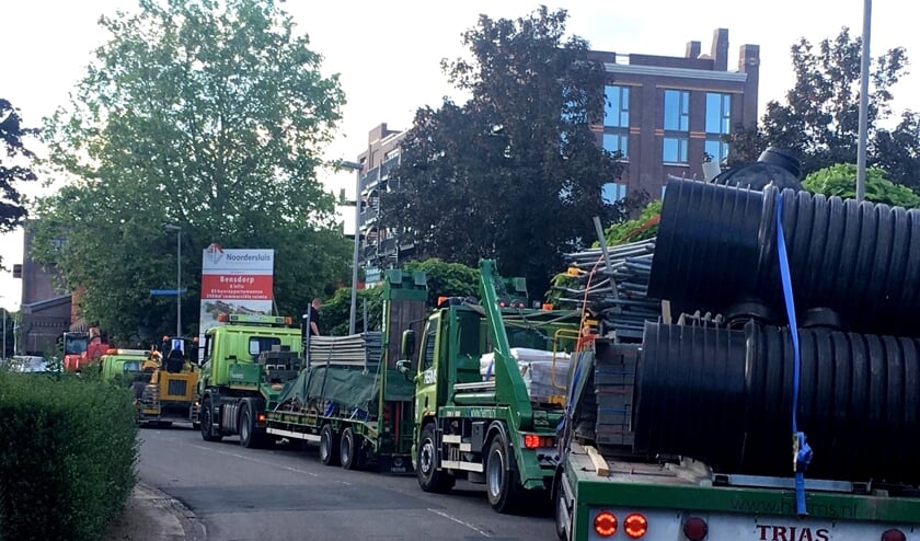 De onderaannemers haalden gisteren hun spullen op van het bouwterrein.