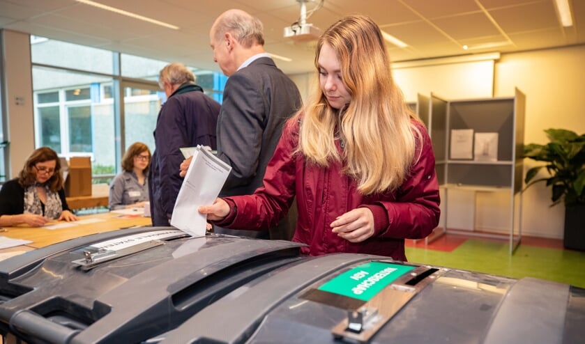 Het Comenus College is voortaan de enige plek waar jongeren die voor het eerst stemmen een presentje krijgen.