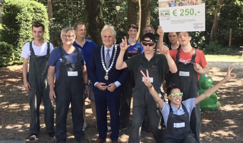 Een cheque, overhandigd door de burgemeester, voor Speeltuin Erfgooierskwartier.