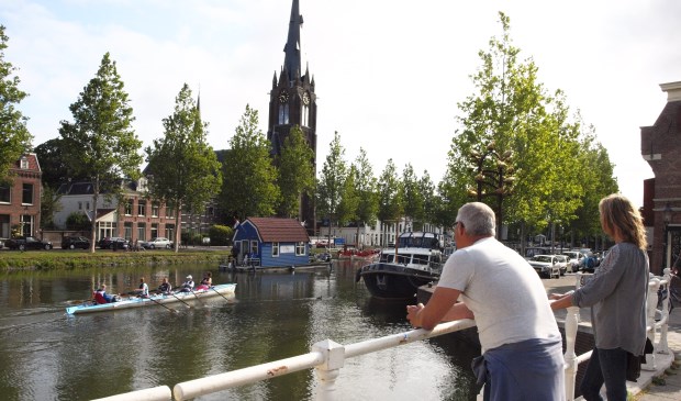 The Vin is onder de Zwaantjesbrug door en wordt in de Kom verwelkomd door de Vuurlinie en sloeproeiers.