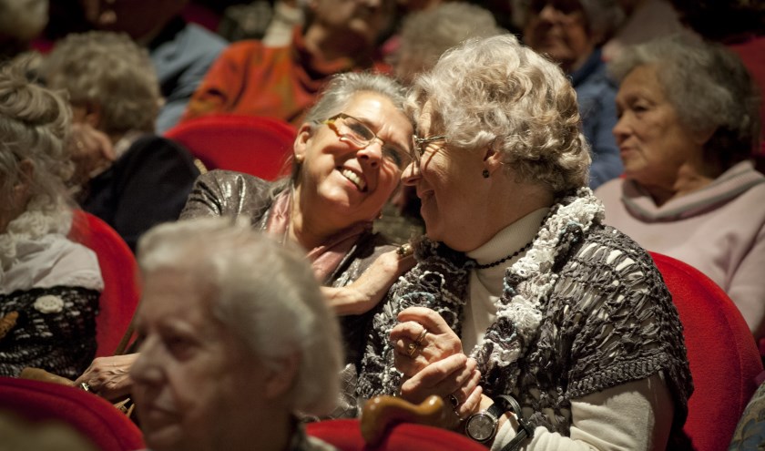 Ouderen kunnen dankzij stichting Vier het Leven naar de film of het theater.