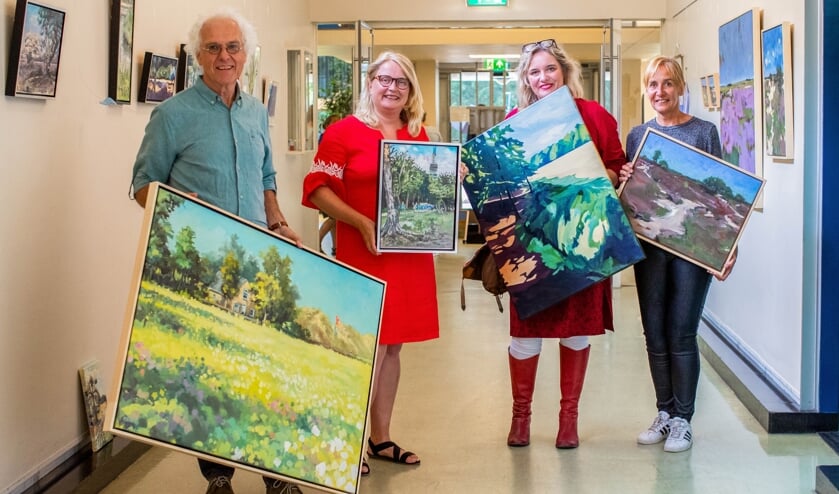 Ineke Gnodde-Bruijn, tweede van links, is initiatiefnemer van 'En Plein Air Hilversum Tuinstad'.