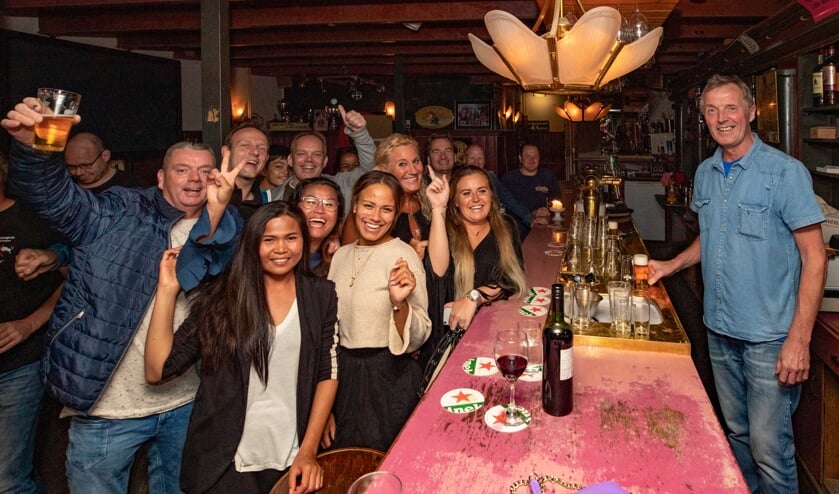 Zaterdagavond werd er nog een keer goed gedronken, rechts Bertram Toonen.
