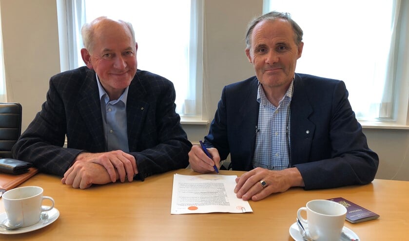Penningmeester Roeland Bijlard (r)ondertekend de statuten van de nieuwe stichting. Links Hans Borremans.