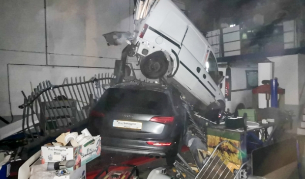 Merkwaardig ongeval: auto knalt gemeenteloods binnen.