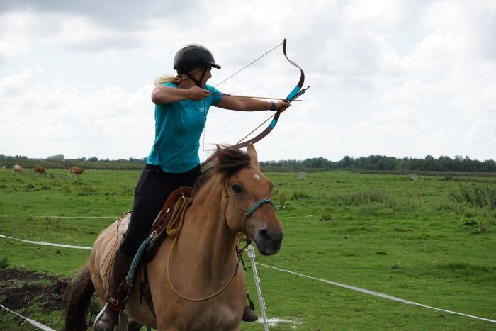 Boogschutter en paard uit Blaricum in volle galop op de track.