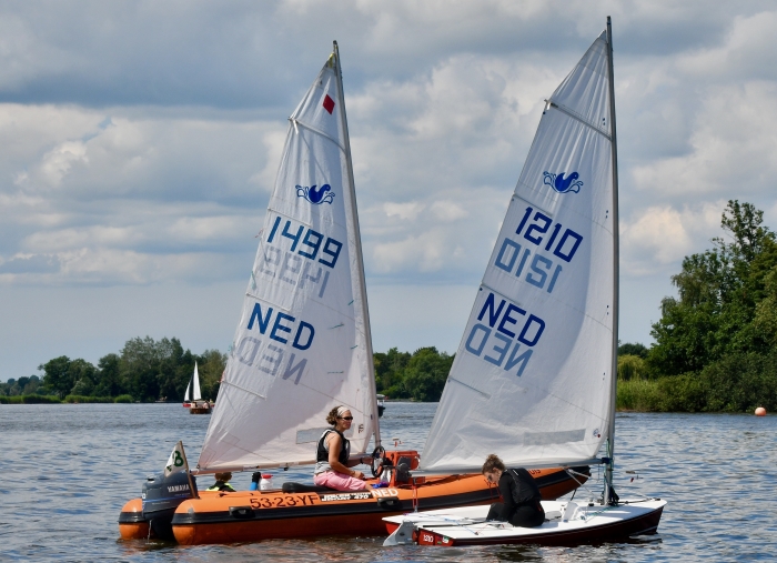 De trainer geeft instructie op het water 