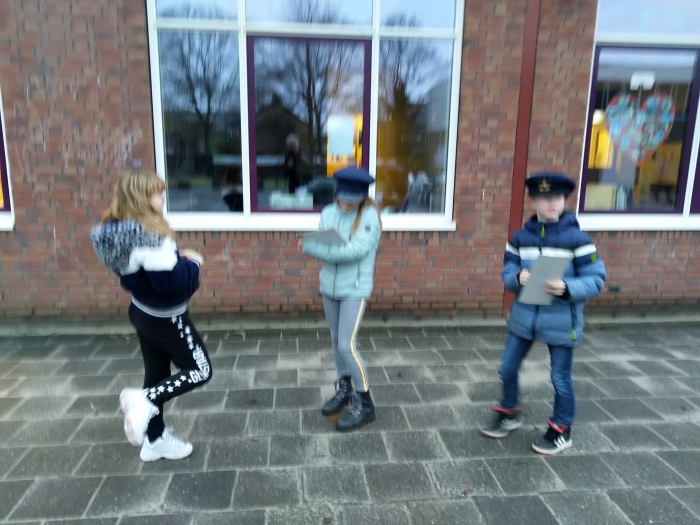 De kinderen spelen Levend Cluedo. Wie heeft de kluis gestolen?