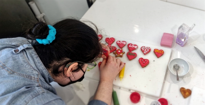Valentijns Koekjes worden gemaakt in de keuken van het Papageno Huis