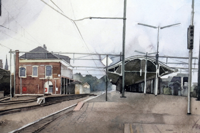 Kavel 621: Henk Roos, Gezicht op Station Hilversum, gedateerd 1975, 44 x 29 cm. Opgenomen in de kunst- en antiekveiling op 15/16 februari
