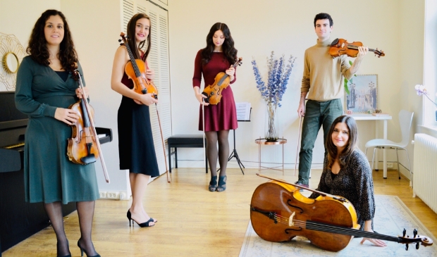 Van links naar rechts: Sofia Espiga (altviool), Ana Vasic (2e viool), Julia Rusanovsky (1e viool), Arthur Rusanovsky (solist) & Melina Montes (cello).