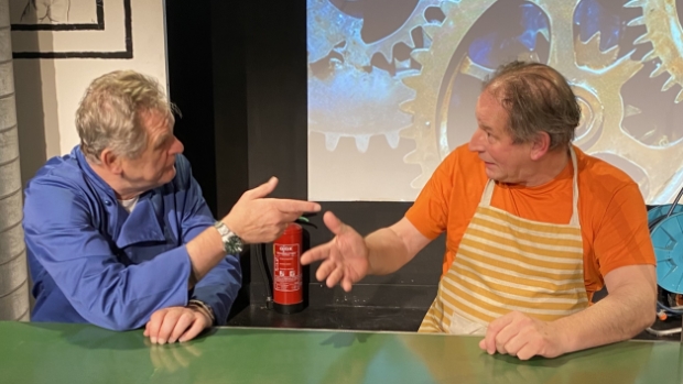 Harrie en Sjoerd overleggen hoe ze de bonbonfabriek kunnen redden.