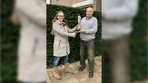 Niki Steneker (links) winnaar van vorige jaar met bestuurslid Gert-jan Loman (rechts)