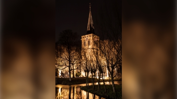 Verlichte Oude kerkje aan de dijk