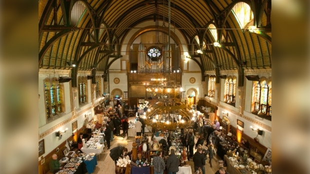 Antiekbeurs in de Van Houtenkerk