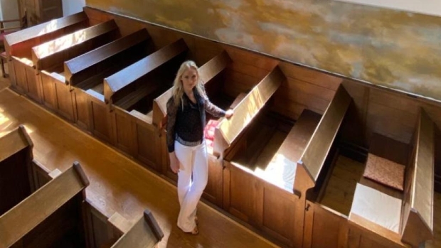 Magosja Turkawski bij haar werk in de kerk aan zee