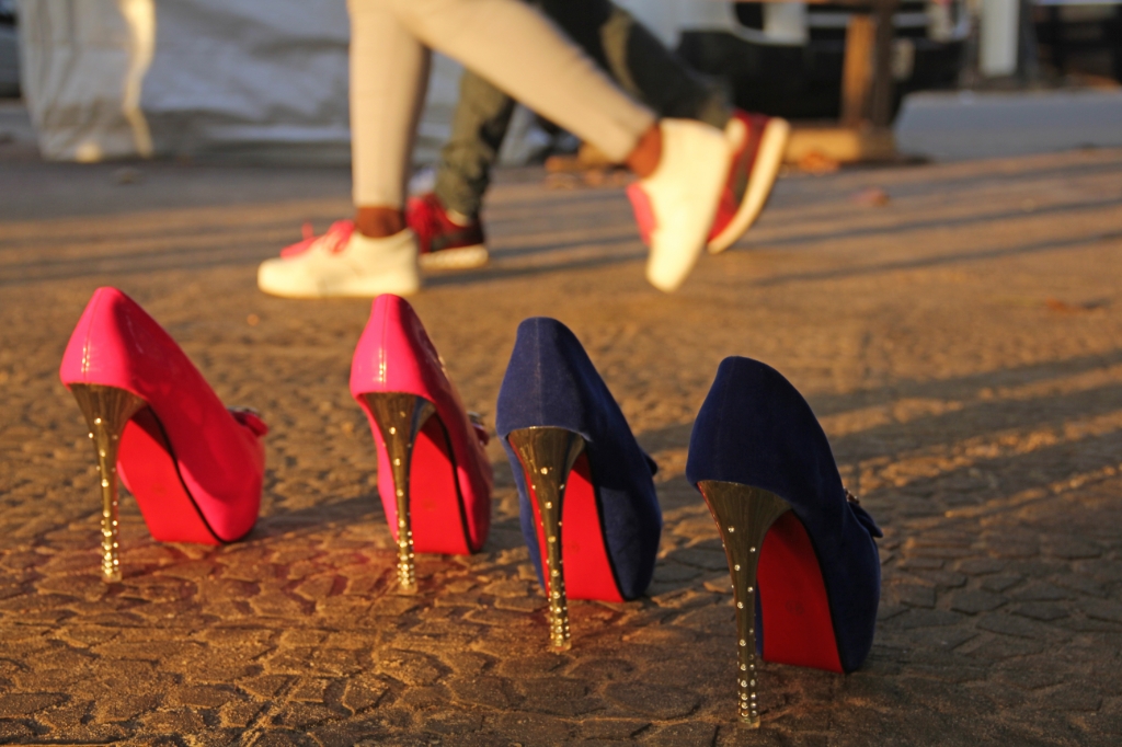 Schoenverkoper op het strand