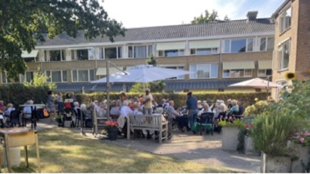 De tuin van Johanneshove met de barbecue van vorig jaar.