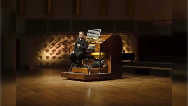 Patrick Hopper op de speeltafel van het Pierre Palla Concertorgel.