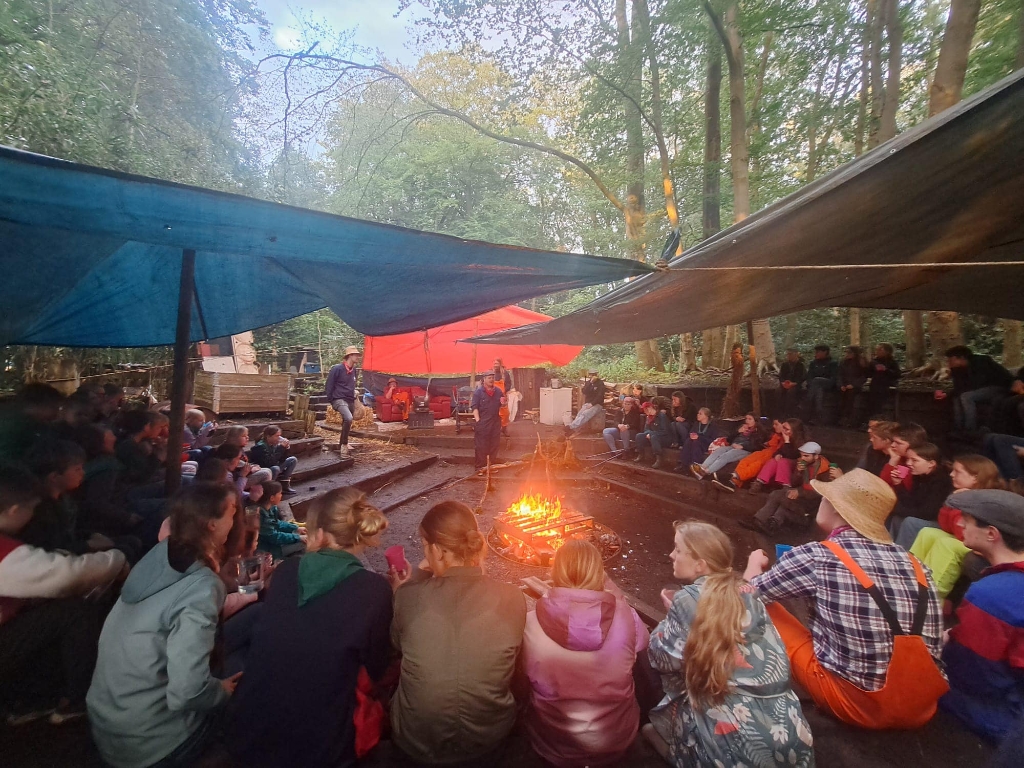 Kampvuuravond tijdens een groepsweekend