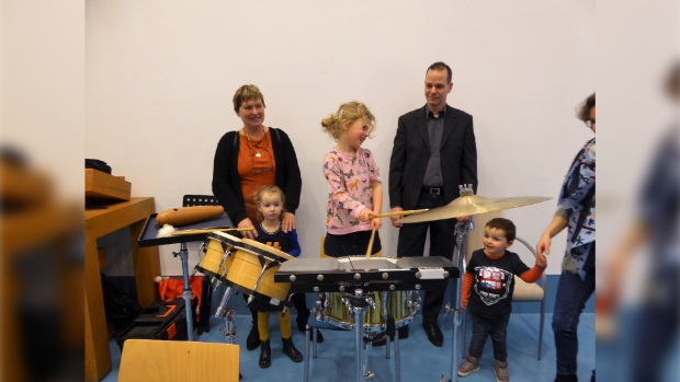 uitproberen van instumenten na afloop van het kinderconcert