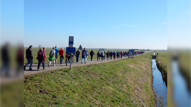 Wandelaars in de Eemnesser polder