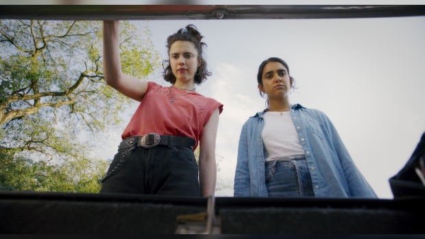 (L to R) Margaret Qualley as "Jamie" and Geraldine Viswanathan as "Marian" in director Ethan Coen's DRIVE-AWAY DOLLS, a Focus Features release. Credit: Courtesy of Working Title / Focus Features