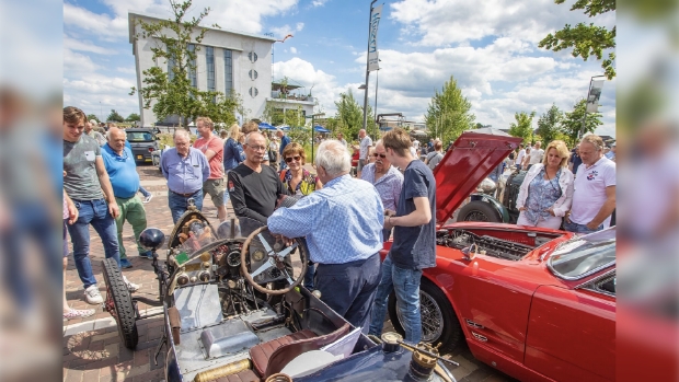 Voor liefhebbers van oldtimers is het Oldtimer Festival Huizen een must.