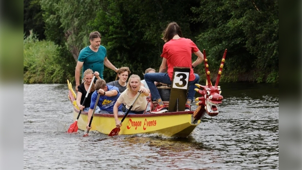 volop in actie in de Drakenboot