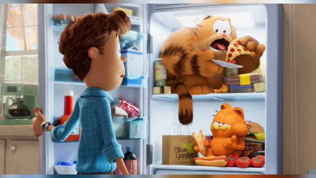 John, Garfield’s dad (voiced by Samuel L. Jackson) and Garfield (voiced by Chris Pratt) in THE GARFIELD MOVIE.