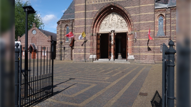 Entree Vituskerk Emmastraat. U bent welkom.