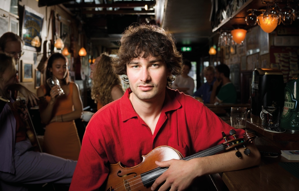 Altviolist Séamus Hickey in het Ricciotti Ensemble