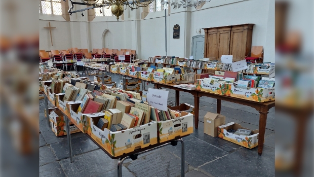 boeken in het koor van de kerk