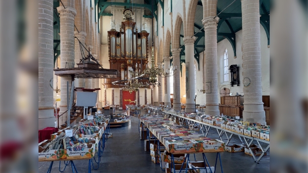 boeken in het schip van de kerk