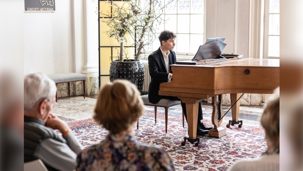 Alfredo van de Munt tijdens concert op het Stadhuis