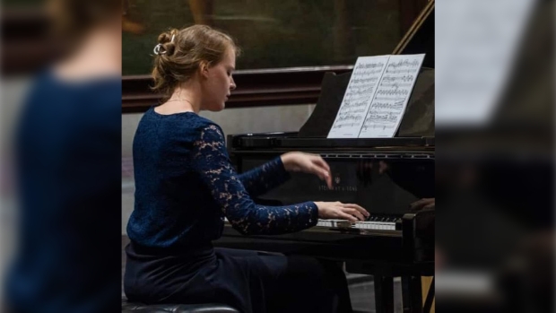 Alexandra Kaptein op de piano 
