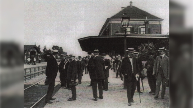 Forensen in Bussum wachten op de trein (1900)