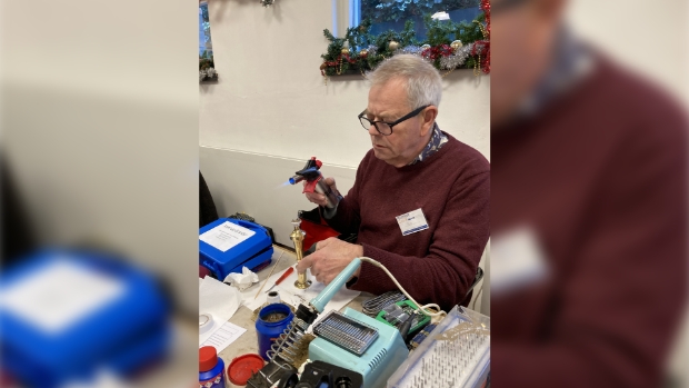 Vrijwilliger Rob repareert een kandelaar