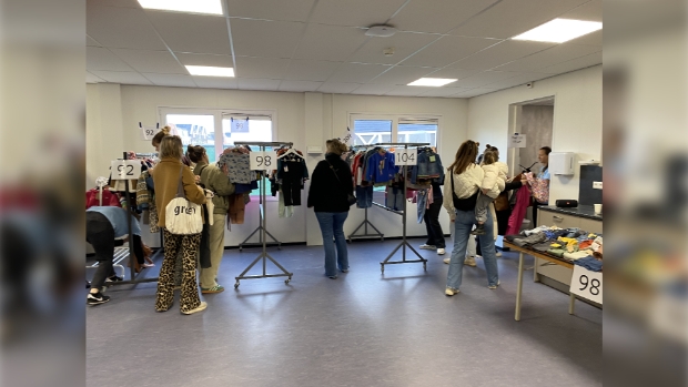 Alle kleding wordt op maat gesorteerd voor de verkoop