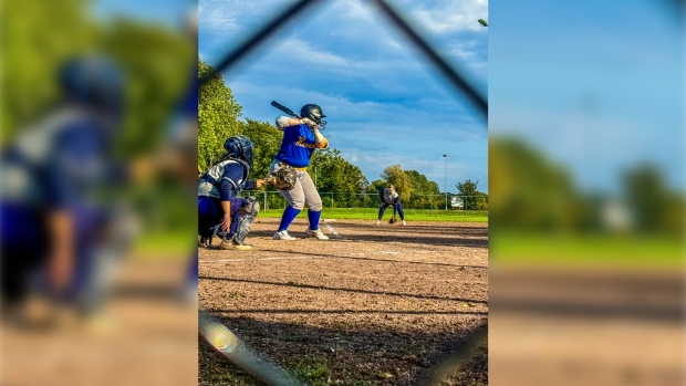 Softbal speelster staat klaar aan slag