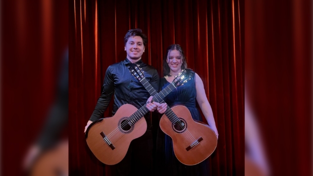 Alexandru Grecu en Maria Ladar op de gitaar bij Papageno Huis Laren 