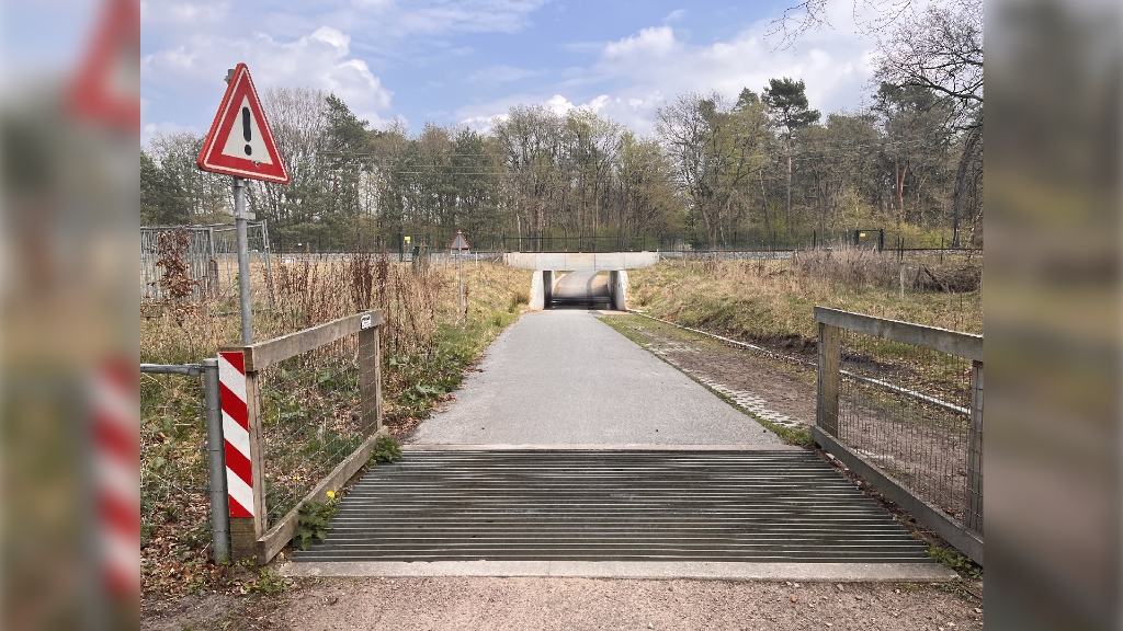 Onder het spoor.