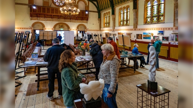 Weespers aan de wand Van Houtenkerk 